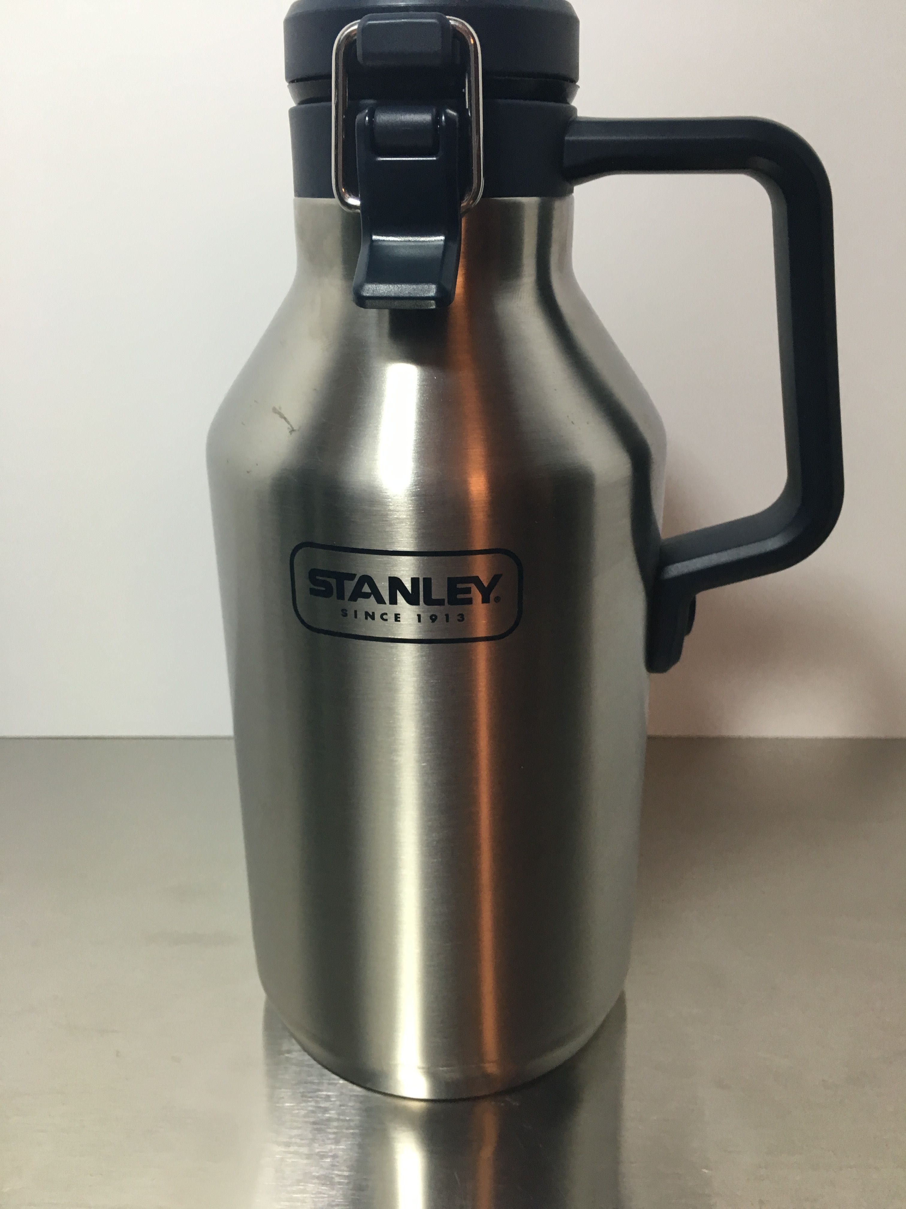 Stanley Classic Vacuum Insulated Growler 64 oz Stainless Steel Hammertone  Navy